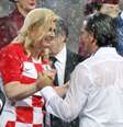 Presidente da Croácia, Kolinda Grabar Kitarovic em momento tenro com o técnico croata Zlatko Dalić  Foto: Reuters