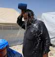 Homem deslocado pela violência na Síria se refresca em acampamento em Raqqa 07/08/2017 REUTERS/Zohra Bensemra  Foto: Reuters