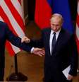 Presidentes dos EUA, Donaldt Trump, acena a jornalistas, ao lado do presidente da Rússia, Vladimir Putin, após entrevista coletiva, em Helsinque
16/07/2018
REUTERS/Leonhard Foeger  Foto: Reuters