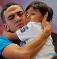 Javier,  de Honduras, abraça seu filho William, de 4 anos, após serem reunidos depois de 55 dias separados na sequência de sua detenção na fronteira do México com os EUA
11/07/2018
REUTERS/Lucas Jackson  Foto: Reuters