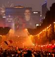 Imagens de Paris, na Champs-Élysées, durante comemoração do bicampeonato francês em Copas do Mundo  Foto: Charles Platiau  / Reuters