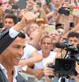 Uma pequena multidão aguardava Cristiano Ronaldo em Turin  Foto: Massimo Pinca / Reuters