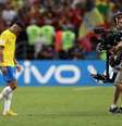 Neymar caminha em campo desapontado após eliminação contra a Bélgica  Foto: Buda Mendes / Getty Images
