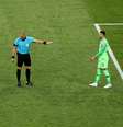 O francês Griezmann ajeita a bola para cobrança de pênalti na final, contra a Croácia  Foto: Kevin C. Cox / Reuters