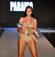 Modelo Mara Martin desfilou em evento em Miami enquanto amamentava a filha  Foto: Instagram @si_swimsuit / Reprodução