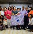 O ex-prefeito de São Bernardo e pré-canditado do PT ao governo de São Paulo, Luiz Marinho, com as delegadas do encontro estadual e pré-candidatas a deputadas pelo partido.  Foto: Facebook/Luiz Marinho. / Estadão