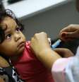 Menina recebe dose contra o sarampo em Manaus  Foto: Edmar Barros / Futura Press