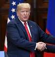 Presidentes dos EUA e da Rússia se cumprimentam em encontro em Helsinque  Foto: Antti Aimo-Koivisto / via Reuters