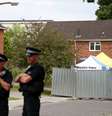 Policiais fazem guarda do lado de fora da casa de Sergei Skripal em Salisbury, na Inglaterra19/07/2018 REUTERS/Hannah McKay  Foto: Reuters