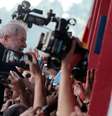 Ex-presidente Luiz Inácio Lula da Silva, cercado de apoiadores, em frente ao Sindicado dos Metalúrgicos do ABC, em São Bernardo do Campo, antes de ser preso, em abril
07/04/2018
REUTERS/Leonardo Benassatto  Foto: Reuters
