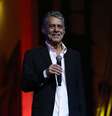 O cantor Chico Buarque apresenta-se durante a entrega do 28º Prêmio da Música Brasileira no Theatro Municipal, na Praça da Cinelândia, no centro do Rio de Janeiro, em 2017.  Foto: Fabio Motta / Estadão Conteúdo