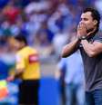 O técnico do Santos, Jair Ventura, que anda no fio da navalha  Foto: Pedro Vilela / Getty Images