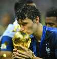 Pavard beija a taça da Copa do Mundo  Foto: Dylan Martinez / Reuters