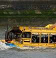 Ônibus anfíbio é usado em cidades como Londres para excursões turísticas  Foto: BBC News Brasil