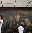 Homem tira selfie em frente a painel em homenagem a resgate de meninos em caverna na Tailândia
20/07/2018 REUTERS/Soe Zeya Tun   Foto: Reuters