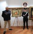 Policiais posam ao lado dos quadros "As Moças no Gramado" (Renoir) e "A Sagrada Família" (Rubens)  Foto: ANSA / Ansa - Brasil