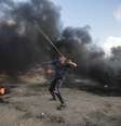 Palestino lança pedras contra soldados israelenses na fronteira de Gaza  Foto: EPA / Ansa - Brasil
