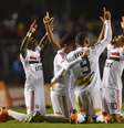 Jogadores do São Paulo se reúnem para celebrar o gol de Anderson Martins, o primeiro da partida contra o Corinthians   Foto: Mauro Horita / Gazeta Press