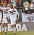 O São Paulo recuperou a liderança do Campeonato Brasileiro, mas ainda tem menos chances de ser campeão que o vice-líder Internacional, segundo o site Chance de gol  Foto: Mauro Horita / Gazeta Press