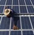 Homem limpa painéis solares que acionam máquinas de gelo na comunidade de Vila Nova do Amanhã, na Reserva de Desenvolvimento Sustentável, no Amazonas 22/09/ 2015. REUTERS/Bruno Kelly  Foto: Reuters