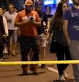 Policiais acompanham pedestres que estavam na área onde ocorreu o tiroteio  Foto: DW / Deutsche Welle