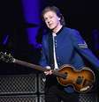 Paul McCartney atravessa a famosa faixa de pedestres de Londres  Foto: Gustavo Caballero / Getty Images
