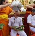 Meninos passarão nove dias em monastérios diferentes meditando, orando e fazendo limpeza  Foto: PANUMAS SANGUANWONG/AFP/Getty Images / BBC News Brasil