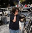 Mulher tenta encontrar seu cachorro após incêndio em Mati, perto de Atenas 24/07/2018 REUTERS/Costas Baltas  Foto: Reuters