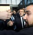 Presidente francês, Emmanuel Macron, cercado por seguranças, incluindo Alexandre Benalla, em Paris 24/02/2018 Ludovic Marin/Pool via Reuters  Foto: Reuters