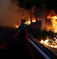 Bombeiros tentam combater incêndio na cidade de Rafina, próximo a Atenas  Foto: REUTERS/Costas Baltas / Reuters