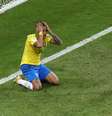 Neymar se ajoelha em lamento no jogo contra a Bélgica, nas quartas de final da Copa do Mundo  Foto: Kevin C. Cox / Getty Images 