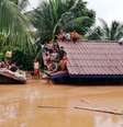 Moradores aguardam resgate em telhado de casa após rompimento de represa no Laos 24/07/2018   ABC Laos News/Divulgação via REUTERS   Foto: Reuters