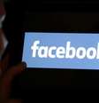 Uma mulher olha para a logomarca do Facebook em um iPad 
03/06/2018
REUTERS/Regis Duvignau  Foto: Reuters