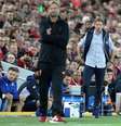 Julian Nagelsmann observa o time em campo, no jogo entre o Liverpool de Jürgen Kopp e seu Hoffenheim  Foto: Mark Robinson / Getty Images