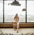 A modelo Gigi Hadid no cenário das imagens em que encarna uma herdeira entediada  Foto: Alessandro Scotti/ divulgação Pirelli / Estadão