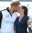 Príncipe Harry e Meghan Markle quebraram protocolo ao trocarem beijos após assistirem ao jogo beneficente da Copa Sentebale ISPS Handa Polo, em Windsor, na Inglaterra, nesta quinta-feira, 26 de julho de 2018  Foto: Getty Images / PurePeople