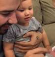 Gusttavo Lima mostra o momento que Gabriel conhece o irmao  Foto: O Fuxico