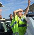 Zachary em uma viatura da polícia no dia de sua festa.   Foto: Facebook / @Counties.Manukau.Police / Estadão
