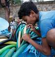 Menino puxa água de tanque em Nova Delhi, cidade que já enfrentou inclusive falta de água neste ano  Foto: Adnan Abidi / Reuters