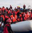 Resgate de pessoas no Mediterrâneo pela ONG alemã Lifeline  Foto: EPA / Ansa - Brasil