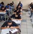 Alunos fazem um teste simulado do Enem  Foto: Suami Dias/ GOVBA / BBC News Brasil