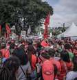 Militantes participam do ato do Dia do Trabalho nos arredores da Polícia Federal em Curitiba, onde o ex-presidente Luiz Inácio Lula da Silva está preso desde o dia 7 de abril.  Foto: Gibran Mendes/CUT/Twitter / Estadão