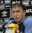 Novo técnico do Santos, Cuca quer avaliar o elenco antes de pedir contratações  Foto: Marco Silva / Futura Press / Estadão