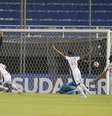 Lances de Nacional x Botafogo, pela Sul-Americana  Foto: Jorge Adorno / Reuters