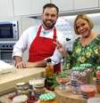 O chef Roberto Augusto e a apresentadora Claudete Troiano: receitas baratas que aumentam a renda familiar  Foto: Divulgação