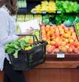 Frutas e verduras, cozidas ou cruas, estão entre os alimentos indicados  Foto: Steve Debenport / via iStock