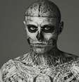 Rick Genest começou a se tatuar aos 16 anos e preferia desenhos de ossos e insetos  Foto: Divulgação