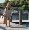 A jovem Donna (Lily James) chega a ilha de Kalokairi, na Grécia - que, na verdade, é Vis, na Croácia  Foto: Universal Pictures/Divulgação / Estadão