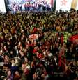 Petistas colocam máscara com a imagem do ex-presidente Luiz Inácio Lula da Silva durante convenção em São Paulo
04/08/2018
REUTERS/Nacho Doce  Foto: Reuters