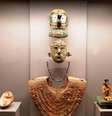 O enxoval funerário da Rainha Vermelha é composto por sete peças: máscara, tiara, colar, peitoral, cocar, concha e estatueta  Foto: Instituto Nacional de Antropología e Historia / BBC News Brasil